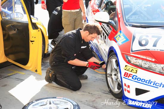 VLN 14-04-2007 01 Boxengasse 004