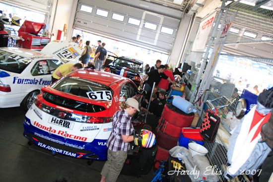 VLN 28-04-2007 01 Boxengasse 25