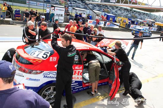 VLN 28-04-2007 04 Boxenstop 06