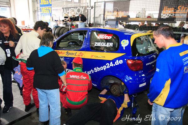 VLN 15-09-2007 01 Boxengasse 64