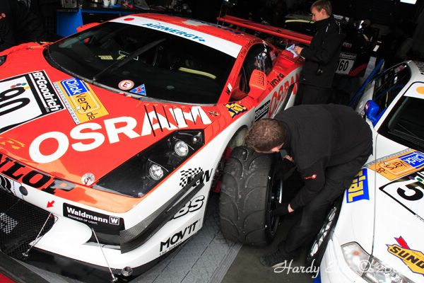 VLN 13-10-2007 02 Boxengasse 15