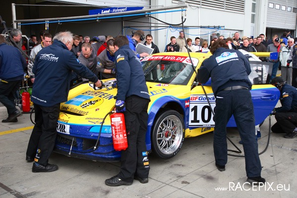 VLN 12-04-2008 04 Rennen Fahrerlager 08