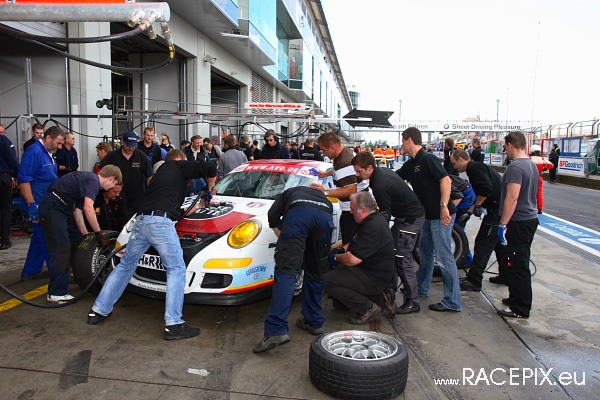 VLN-07 2008-07-19 07 Boxengasse + Siegerehrung IMG_2059