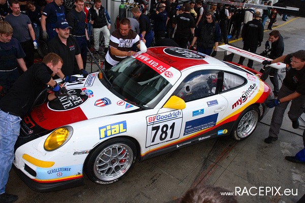 VLN-07 2008-07-19 07 Boxengasse + Siegerehrung IMG_2060