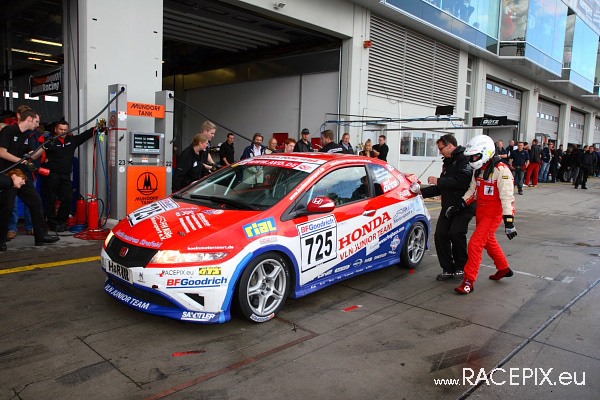VLN-07 2008-07-19 07 Boxengasse + Siegerehrung IMG_2066
