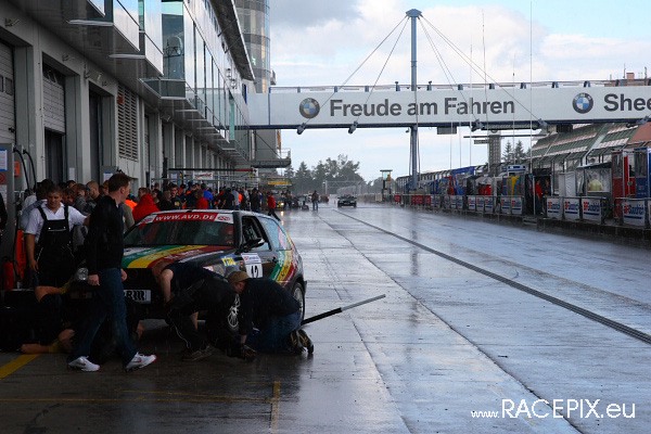 VLN-07 2008-07-19 07 Boxengasse + Siegerehrung IMG_2083