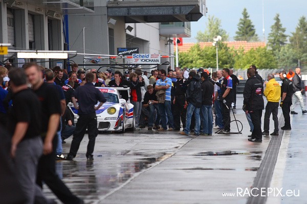 VLN-07 2008-07-19 07 Boxengasse + Siegerehrung IMG_2105