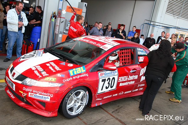 VLN-07 2008-07-19 07 Boxengasse + Siegerehrung IMG_2161