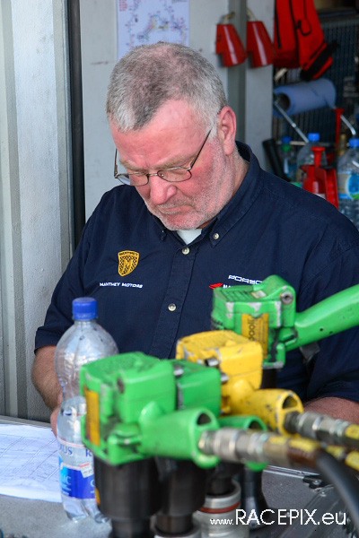 VLN-07 2008-07-19 07 Boxengasse + Siegerehrung IMG_2168
