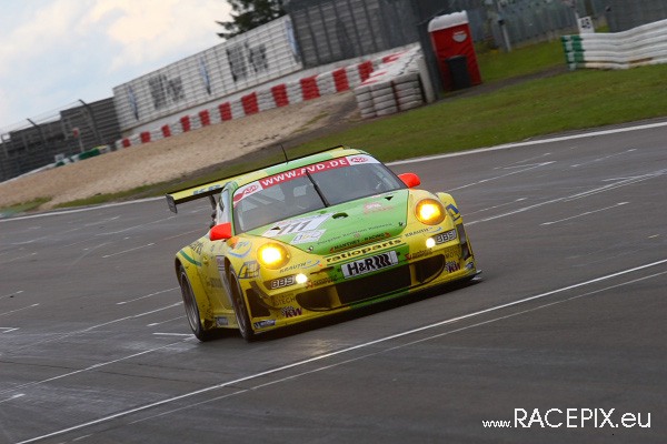VLN-07 2008-07-19 07 Boxengasse + Siegerehrung IMG_2201