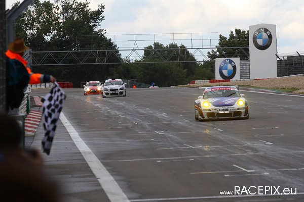 VLN-07 2008-07-19 07 Boxengasse + Siegerehrung IMG_2216