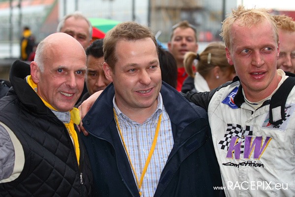 VLN-07 2008-07-19 07 Boxengasse + Siegerehrung IMG_2257
