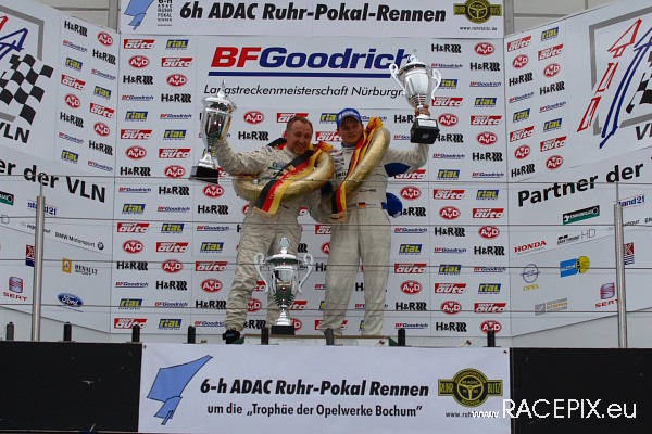 VLN-07 2008-07-19 07 Boxengasse + Siegerehrung IMG_2268