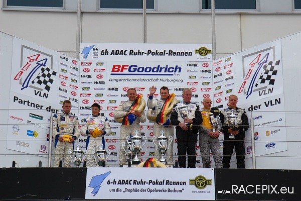 VLN-07 2008-07-19 07 Boxengasse + Siegerehrung IMG_2277