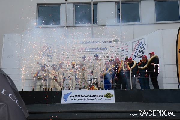 VLN-07 2008-07-19 07 Boxengasse + Siegerehrung IMG_2284
