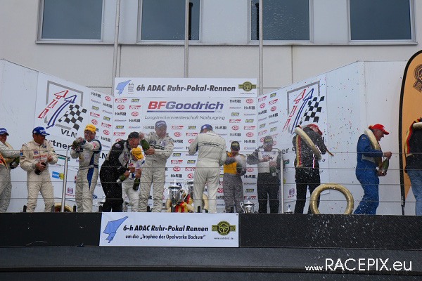 VLN-07 2008-07-19 07 Boxengasse + Siegerehrung IMG_2296