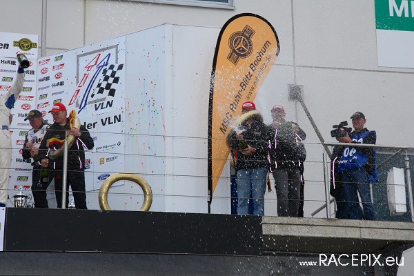 VLN-07 2008-07-19 07 Boxengasse + Siegerehrung IMG_2303