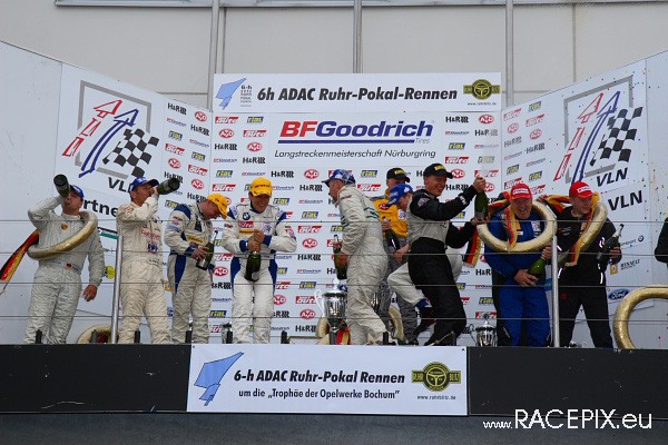 VLN-07 2008-07-19 07 Boxengasse + Siegerehrung IMG_2305